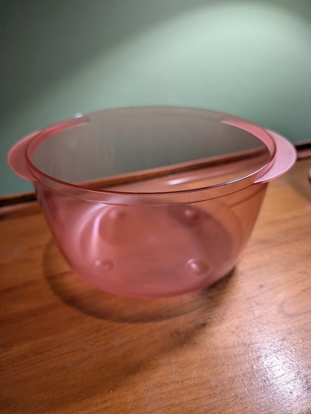 NWT Tupperware Medium Round Rock 'N Serve Container With Seal